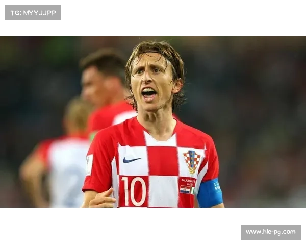 终场哨响，克罗地亚老将莫德里奇跪地掩面的复杂情绪